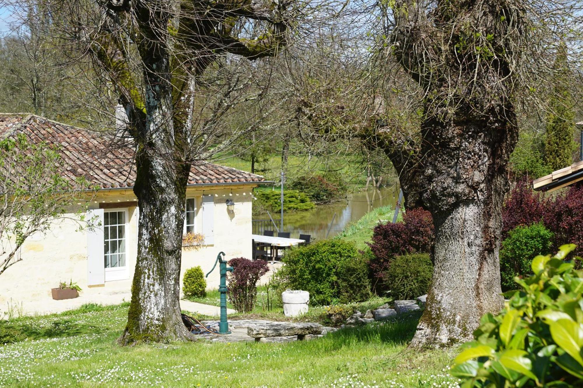 ホテル Moulin Notre Dame Saint-Genès-de-Castillon エクステリア 写真
